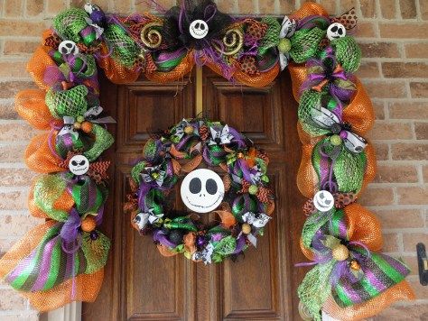 Mesh Garland-A Rundown From My First Attempt. Make your own Nightmare Before Christmas garland with this easy tutorial. Mesh Garland Diy, Diy Halloween Outdoor, Mesh Garland, Feather Garland, How To Make Garland, Halloween Diy Outdoor, Easy Fall Wreaths, Hallowen Ideas, Casa Halloween