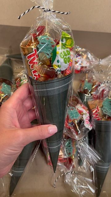 Christmas Sweet Cones Ideas, Candy Cones Ideas, Candy Bag Ideas, Christmas Sweet Cones, Chocolate Present, Kids Trick Or Treating, Trick Or Treat Ideas, Craft Fair Projects, Christmas Crafts Gifts