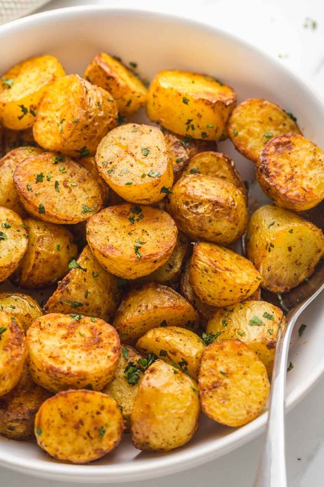 These Air Fryer Roasted Potatoes are fluffy from the inside, and crispy and golden on the outside. They're so quick and easy to make. Potatoes In Air Fryer, Air Fry Potatoes, Plats Healthy, Roasted Potato Recipes, Air Fry Recipes, Resep Diet, Crockpot Recipes Beef, Roast Potatoes, Air Fryer Dinner Recipes