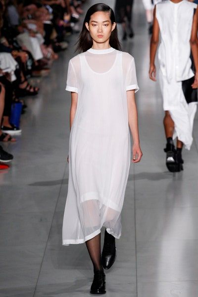 DKNY Spring 2016 Ready-to-Wear Collection - Vogue Vogue Ready To Wear, Minimalist Moda, Looks Street Style, White Dresses, 2016 Fashion, Fashion Mode, White Fashion, Primavera Estate, Look Fashion