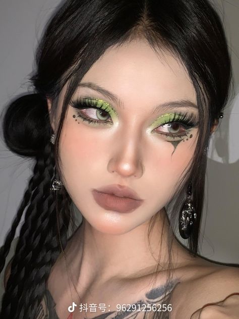 Jewel Makeup, Holloween Makeup, Concert Makeup, Concert Hairstyles, Ulzzang Makeup, Alternative Makeup, Green Makeup, Fairy Makeup, Make Up Inspo