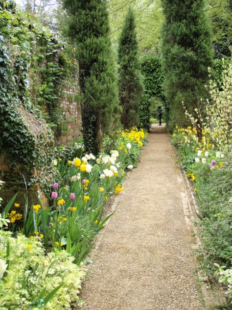 Old English Manor, Secret Garden Book, Hotel Landscape, Manor Garden, Japanese Style House, Old Manor, Yellow Garden, Estate Garden, Garden Entrance