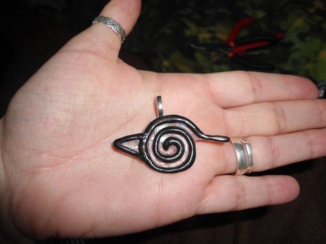 polymer clay and liquid clay naruto leaf symbol hanger Naruto Polymer Clay, Naruto Clay Ideas, Naruto Clay Art, Clay Naruto, Naruto Leaf Symbol, Polymer Creatures, Naruto Leaf, Naruto Headband, Itachi Cosplay