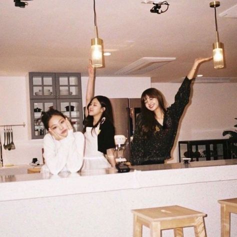 Jenny Kim, Lisa Rosé, Nalu, Jennie Lisa, Kim Jisoo, Blackpink Photos, Lalisa Manoban, Blackpink Lisa, Safe Place