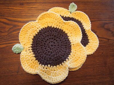 Sunflower dishcloths courtesy of Amy and created from the free   Flower Power Dishcloth here: http://www.ravelry.com/patterns/library/flower-power-dishcloth-2 Coasters Crochet, Crochet Potholder Patterns, Dish Rag, Dishcloth Crochet Pattern, Crochet Dishcloth, Crochet Washcloth, Crochet Potholders, Dishcloth Pattern, Crochet Sunflower