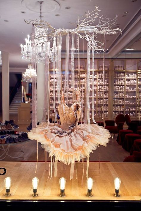 Repetto Store, Aurora Ballet, Repetto Paris, Dance Store, Subtle Background, Tutu Ballet, Ballet Beauty, Ballet Inspiration, Ballet School