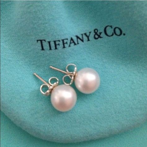 Tiffany & Co pearl stud earrings are so very classy. The definition of beautiful simplicity. Tiffany Pearl Earrings, Tiffany Pearls, Earrings Pandora, Earrings Tiffany, Tiffany And Co Necklace, The Bling Ring, Tiffany Earrings, Hammered Hoop Earrings, Tiffany Jewelry