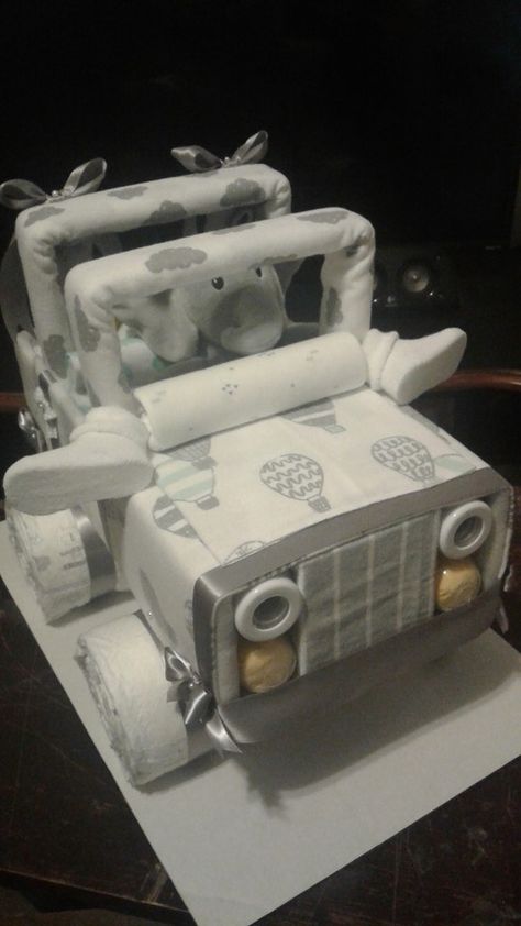 Jeep diaper cake Diaper Cake For Boy, Jeep Diaper Cake, Diaper Cake Tutorial, Cake For Boy, Fancy Baby Shower, Creative Baby Shower Gifts, Shower Baskets, Jeep Baby