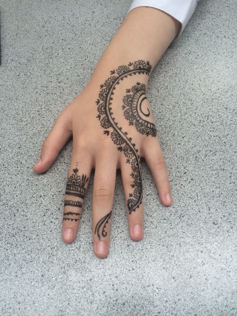 Me pen henna Henna Pen, Pretty Henna, Pretty Henna Designs, Henna Tattoos, Hand Art, Henna Tattoo, Henna Designs, Mehndi Designs, I Tattoo