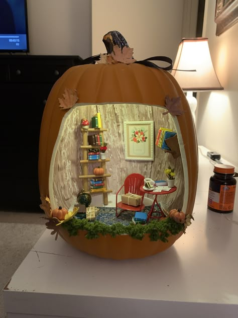 Spooky Pumpkin Ideas, Pumpkin Diaramas, Pumpkin Carving Harry Potter, Pumpkin Dioramas, Pumpkin Dollhouse, Pumpkin Story, Pumpkin Diorama, Pumpkin Fairy House, Pumpkin Fairy