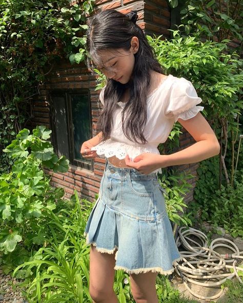 Denim Skirt Outfit Pleated, Jean Pleated Skirt Outfit, Pleated Jean Skirt Outfit, Grunge 2023, Denim Pleated Skirt Outfit, Pleated Denim Skirt Outfit, Short Pleated Skirt Outfit, Jean Pleated Skirt, Denim Skirt Outfit Aesthetic