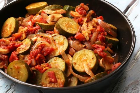 Slow Cooker Zucchini and Tomatoes Recipe Crockpot Zucchini, Cook Zucchini, Zucchini And Tomatoes, Best Zucchini Recipes, Summer Crockpot Recipes, Healthy Low Carb Dinners, Zucchini Tomato, Cheesy Casserole, Zucchini Squash