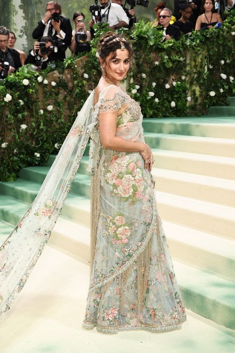 Prabal Gurung Gown, Alia Bhatt Saree, Gala Looks, Sabyasachi Sarees, Met Gala Outfits, Sari Design, Gala Outfit, Wallpaper Sky, Floral Saree