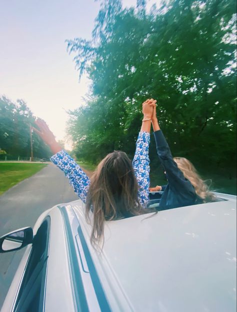 Car Photos With Friends, Sunroof Car Pictures, Sunroof Pics, Sunroof Photoshoot, Sunroof Picture Ideas, Sunroof Car Aesthetic, Car Glamping, Car Pics Aesthetic, Quinces Photoshoot