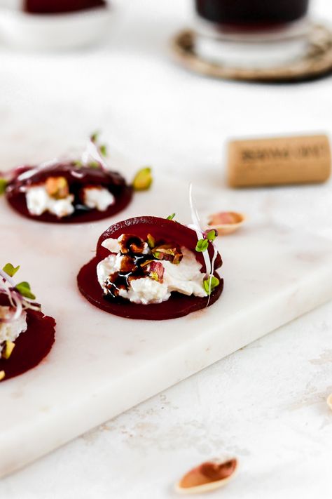 These beetroot bites are the perfect pre-dinner snack, appetizer or finger food to serve. They are filled with goat cheese cream, pistachio nuts and thick balsamic vinegar. They are really easy to make and taste divine. #appetizer #fingerfood #healthyfood #beetroot #glutenfreefood #grainfreefood #foodandwine #easyrecipe #snacks #ketofood #tilltugg Yalda Food Ideas, Beetroot Appetizer, Beetroot Snacks, Beetroot Carpaccio, Winter Appetizers, Beet And Goat Cheese, Bday Dinner, Pistachios Nuts, Cheese Bites