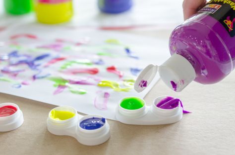 Use contact lens cases as a finger paint holder for kids. Who knew that these little things were so handy and useful! Hand Scrub Diy, Paint Holder, Diy Easy Recipes, Valentine Diy, Contact Lens Solution, Finger Paint, Contact Lens Case, Contact Lens Cases, Diy Cleaning Hacks