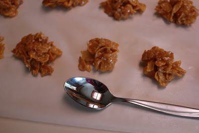 Corn Flake Cookies, Cook Corn, Cookies No Bake, Corn Flake, Cool Cookies, Toffee Cookies, Corn Flakes, Fun Cookies, Wax Paper