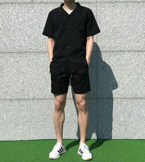 Black Mens Outfits Casual, Pinterest Mens Fashion, Short Man Style Fashion, Outfit Con Short Hombre, Fashion For Short Men Outfits, Short Outfit Ideas Men, Outfit Short Hombre, Outfit Boy Casual, Short Men Outfits