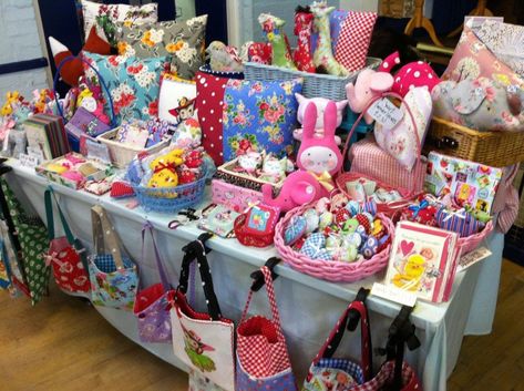 Craft Stall Display Ideas, Pretty Baskets, Craft Table Display, Craft Stall Display, Craft Show Table, Craft Fair Table, Craft Fair Booth Display, Craft Show Booths, Craft Market Display