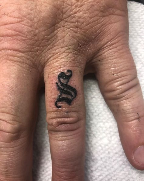 Money Sign Tattoo On Finger, Dollar Sign Tattoo Stencil, Dollar Sign Finger Tattoo, Small Gang Tattoos, Dollar Sign Tattoo Design, Cholo Tattoos, Money Sign Tattoo, Dollar Sign Tattoo, Cholo Tattoo