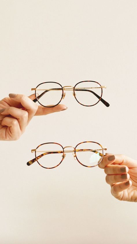 Glasses Photography Ideas, Mens Glasses Trends, Eyeglasses Photography, Sunglass Photography, Creative Sunglasses, Glasses Photography, Eyewear Photography, Rose Gold Aesthetic, Glasses Trends