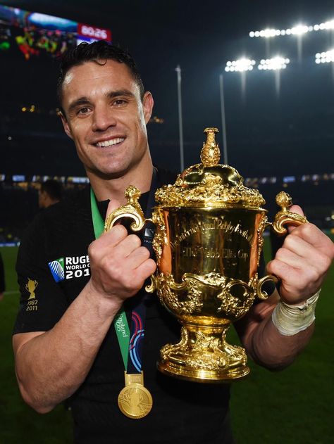 Dan Carter won the Player of the 2015 Rugby World Cup Tournament All Black Rugby Team, Dan Carter Rugby, Photo Rugby, Rugby Rules, Rugby Wallpaper, Rugby Pictures, All Blacks Rugby Team, Nz All Blacks, Dan Carter