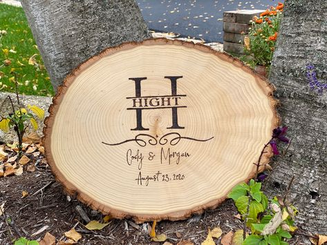 Custom oval log slice with your quote, monogram, or design Perfect for baby showers, weddings, anniversaries, and anything else you can dream up! Custom wood burned monogram or logo.  I can assist with the design process - just send me a message! Choose your design from the photos or message me to create a custom piece. Multiple sizes available.   The log slice is about one inch thick. The design will be wood burned by hand and sealed prior to shipping. Each wood slice is unique and will have variations in size, color, and shape. Wood Round Projects Tree Slices, Log Rounds Projects, Cedar Log Projects, Large Wood Slice Crafts, Wood Rounds Crafts Tree Slices, Log Slices Ideas, Wood Log Decor, Log Slice Crafts, Log Carving