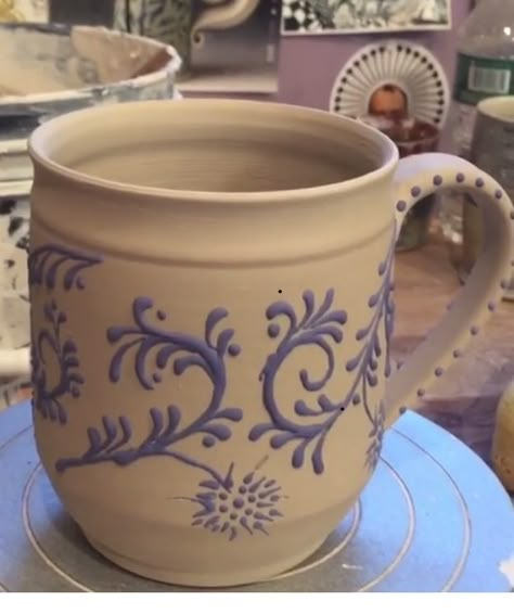 Slip Piping Ceramics, Slap Pottery Ideas, Ceramic Slip Design, Slip Trailing Pottery, Pottery Slip, Slip Trailing, Ceramics Pottery Mugs, Beginner Pottery, Ceramic Texture