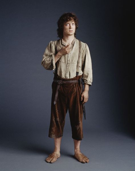 I FRICKIN LOVE THIS PICTURE!!! Hobbit Costume Men, Frodo Baggins Cosplay, Hobbit Clothing, Frodo Costume, Hobbit Clothes, Hobbit Fashion, Hobbit Cosplay, Hobbit Costume, Lord Of Rings