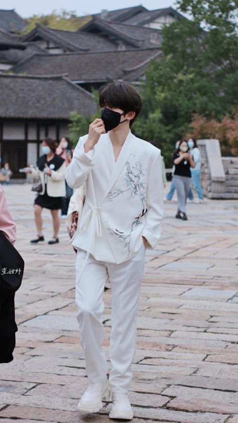 Chinese Male Street Fashion, Men Couture, Guys Prom Outfit, Chinese Street Style Fashion, Guys Prom, Korean Wedding Dress, Form Fitting Clothes, Prom Outfit, Fashion Figure