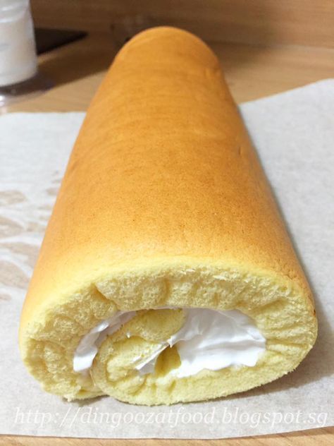 Singapore cooking/ baking/ food & recipe blog features more than 400 tried & tested, quick & easy kid friendly recipes with steps by steps tutorial. Vanilla Swiss Roll Recipe, Wind Cake, Roll Cake Recipe Vanilla, Vanilla Swiss Roll, Swiss Roll Recipe, Sponge Cake Roll, Roll Cake Recipe, Swiss Roll Cakes, Jelly Roll Cake