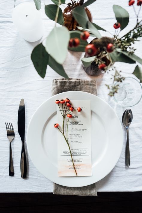 love this simple place setting Modern Jul, Eucalyptus Christmas, Winter Table Decorations, Tafel Decor, Christmas Dinner Table, Table Flower, Winter Table, Thanksgiving Table Settings, Thanksgiving Table Decorations