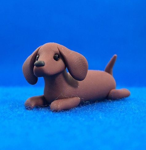 Dachshund Clube Clay Dachshund, Clay Keychain Ideas, Clay Sculpture Ideas, Dachshund Party, Clay Dogs, Angel Ideas, Magic Kitchen, Dachshund Miniature, Clay Models