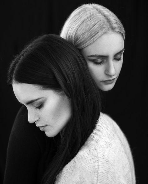 Black Pics, Portret Feminin, Sisters Photoshoot Poses, Sister Photography, Photography Essentials, Sister Poses, Fine Art Portrait Photography, Dark Portrait, Sisters Photoshoot