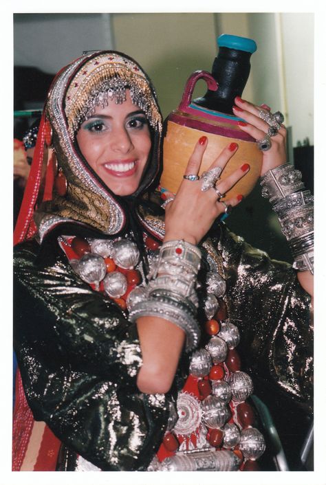 A bride in traditional garb of Yemenite Jews Yemeni Wedding, Yemenite Jews, Mizrahi Jews, Fog Aesthetic, Yemen Women, Ashkenazi Jews, Magic Wedding, Jewish Stuff, Cultural Fashion