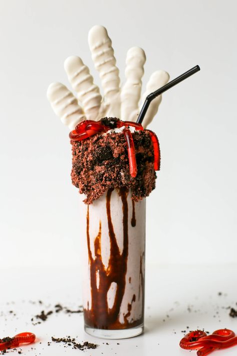 Graveyard Halloween Milkshake Recipe Halloween Milkshakes, Diy Halloween Food, Frozen Drink Recipes, Halloween Ice Cream, Recipes Halloween, Spooky Halloween Food, Chocolate Chip Ice Cream, Milkshake Recipes, Milk Shakes