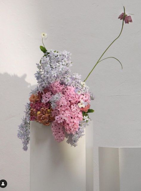 Modern Floral Centerpieces, Spring Gardens, Colorful Arrangements, Floral Installations, Flower Bar, Minimalist Flowers, Wedding Styling, Floral Inspiration, Beautiful Flowers Pictures