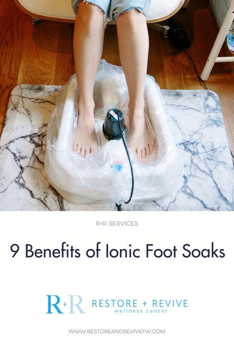 Are foot soaks and foot detox baths legit? We're discussing all the amazing detox benefits of foot soaks and how the science works inside! If you suffer from heavy metals, toxins, brain fog, organ function and more, ionic foot soaks might be the next best thing for you! Detox Foot Soak, Ionic Foot Bath, Foot Detox Soak, Bath Benefits, Bath Detox, Improve Metabolism, Science Words, Foot Bath, Natural Detox