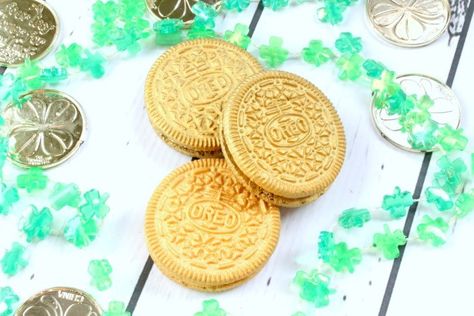 These golden Oreos are a quick and easy last minute St. Patrick's Day treat! They'll be a big hit at a party! #oreo #stpatricksday #goldenoreos #ediblecrafts #stpatricksdaytreats #yummy #easygoldoreos #partyfood #craftgossip Gold Oreo Cookies, Oreo Cookies Recipes, Sour Straps, Golden Oreo Cookies, Diy St Patrick's Day Crafts, Oreo Dessert Recipes, Quick Cookies, St Patrick Day Treats, Golden Oreo