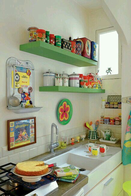 Colorful Apartment Decor, Colorful Kitchen Decor, Colorful Apartment, Kitschy Kitchen, Casa Vintage, Quirky Home Decor, Vintage Diy, Trendy Kitchen, Kitchen Colors