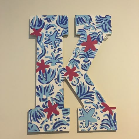 Lilly Pulitzer hand painted She She Shells print K Sorority Letter Painting Ideas, Painted Sorority Letters, Painted Letters Diy, Letter Painting Ideas Wooden, Diy Mom Gifts, Letter Painting Ideas, Sorority Letters Painted, Initial Painting, Lilly Pulitzer Home