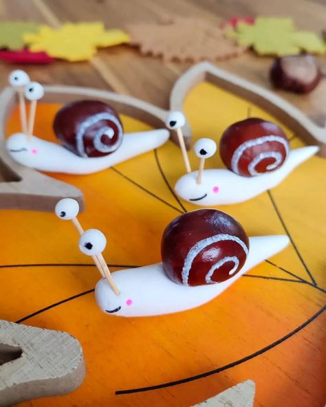 Petits escargots 🐌 De la pâte autodurcissante, des marrons, des pics en bois, des feutres et le tour est joué ! #escargot #snail #fallcrafts #autumncrafts #automne #bricolageenfant #bricolageautomne #bastelnmitkindern #herbstbasteln Kindergarten, On Instagram, Instagram