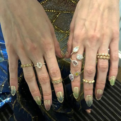 met gala 2018 rings Lorraine Schwartz, Gigi hadid Gigi Hadid Tattoos, Gigi Hadid Met Gala, Lorraine Schwartz, Met Gala Outfits, Met Ball, Prom Looks, Cartier Love Bracelet, Gigi Hadid, Lorraine