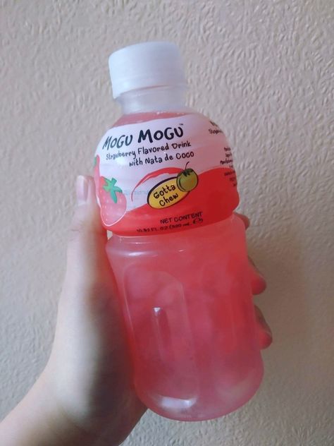 Mogu strawberry drink🍓 Mugo Mugo Drink, Mogu Mogu Strawberry, Strawberry Drink, Mogu Mogu, Strawberry Drinks, Pap Random, Flavored Drinks, I Want To Eat, Strawberry Shortcake