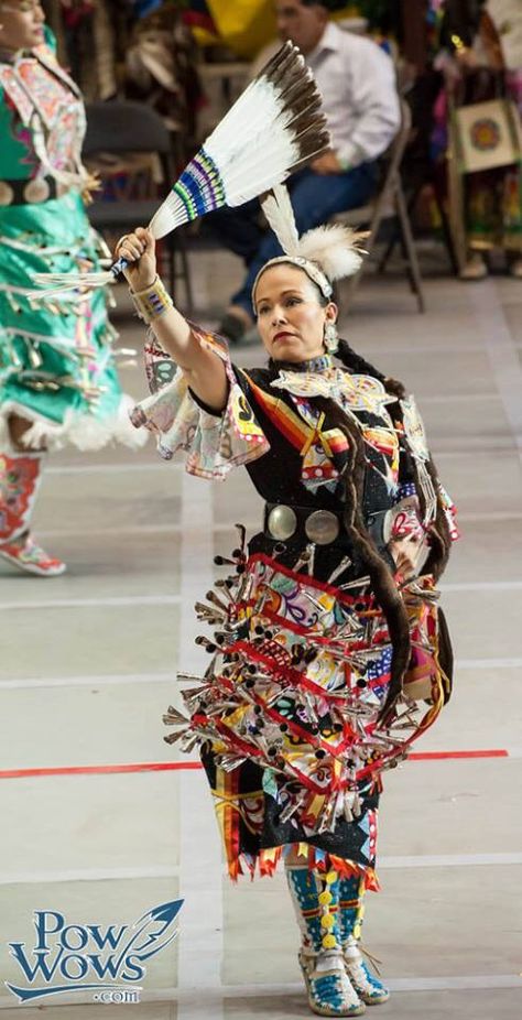 Jingle Dancer, Jingle Dress Dancer, Powwow Outfits, American Indian Quotes, American Stuff, Native Beauty, Native American Dance, Native Women, American Dance