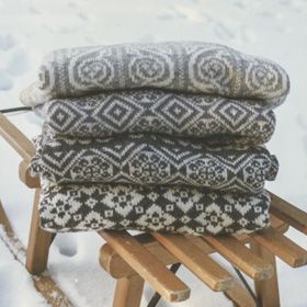 Traditionelle skandinavische Muster und Motive aus dem keltischen Kulturkreis haben mich zu diesen Pullovern inspiriert. Alle Modelle dieser Seite sind mit der Strickmaschine (brother KH 930) gestrickt. Norwegian Sweater, Scandinavian Pattern, Celtic Culture, Knitting Machine, Machine Knitting, Models, Knitting, Crochet, For Sale