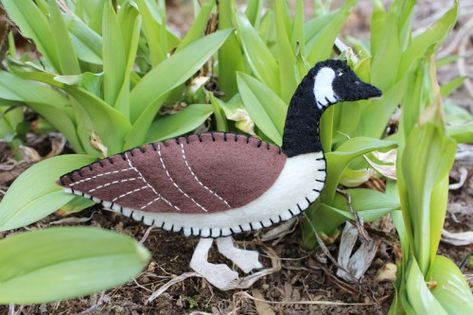 canada-goose-felt-ornament Goose Ornament, Felt Birds Ornaments, Felt Ornaments Patterns, Quails, Bird Christmas Ornaments, Canadian Goose, Felt Ornament, Felt Projects, Ornament Pattern