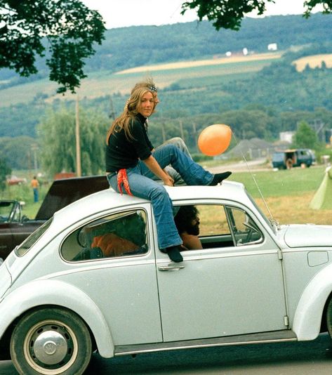 Sunday vibes 🌞 1970s Aesthetic, 70’s Aesthetic, 70s Cars, Cars Aesthetic, Hippie Aesthetic, Free Spirited Woman, Rock Festival, 70s Aesthetic, Vw Vintage