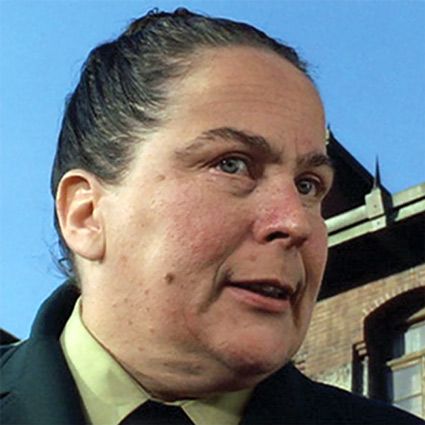 Throw a housecoat on Mrs. Trunchbull and you have Auntie Gerta! Trunchbull Makeup, Matilda Makeup, Ms Trunchbull, Matilda Film, Mrs Trunchbull, Matilda Movie, Halloween Constumes, Miss Trunchbull, Mara Wilson