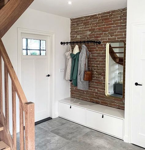 Brick Wall Mudroom, Brick Wall Entryway, Brick Wall Entrance, Brick Mudroom, Hallway Style, Mudroom Office, Entrance Mirror, Vstupná Hala, Brick Interior Wall